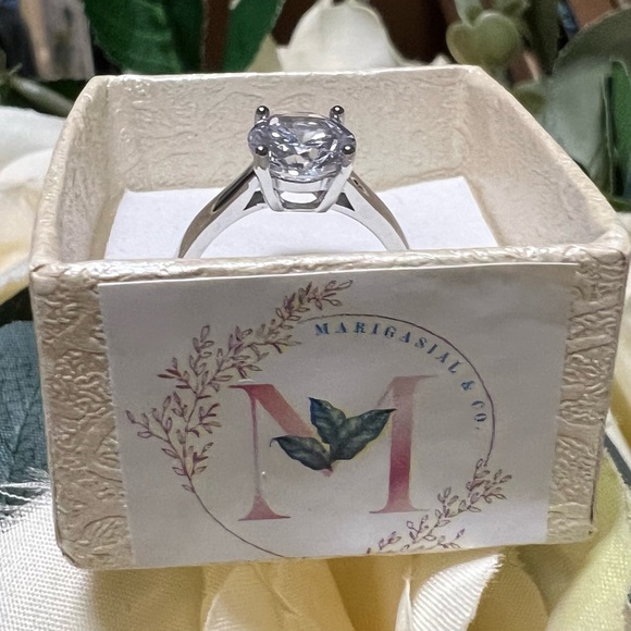 High quality clear stone brilliant solitaire - Picture 10 of 17